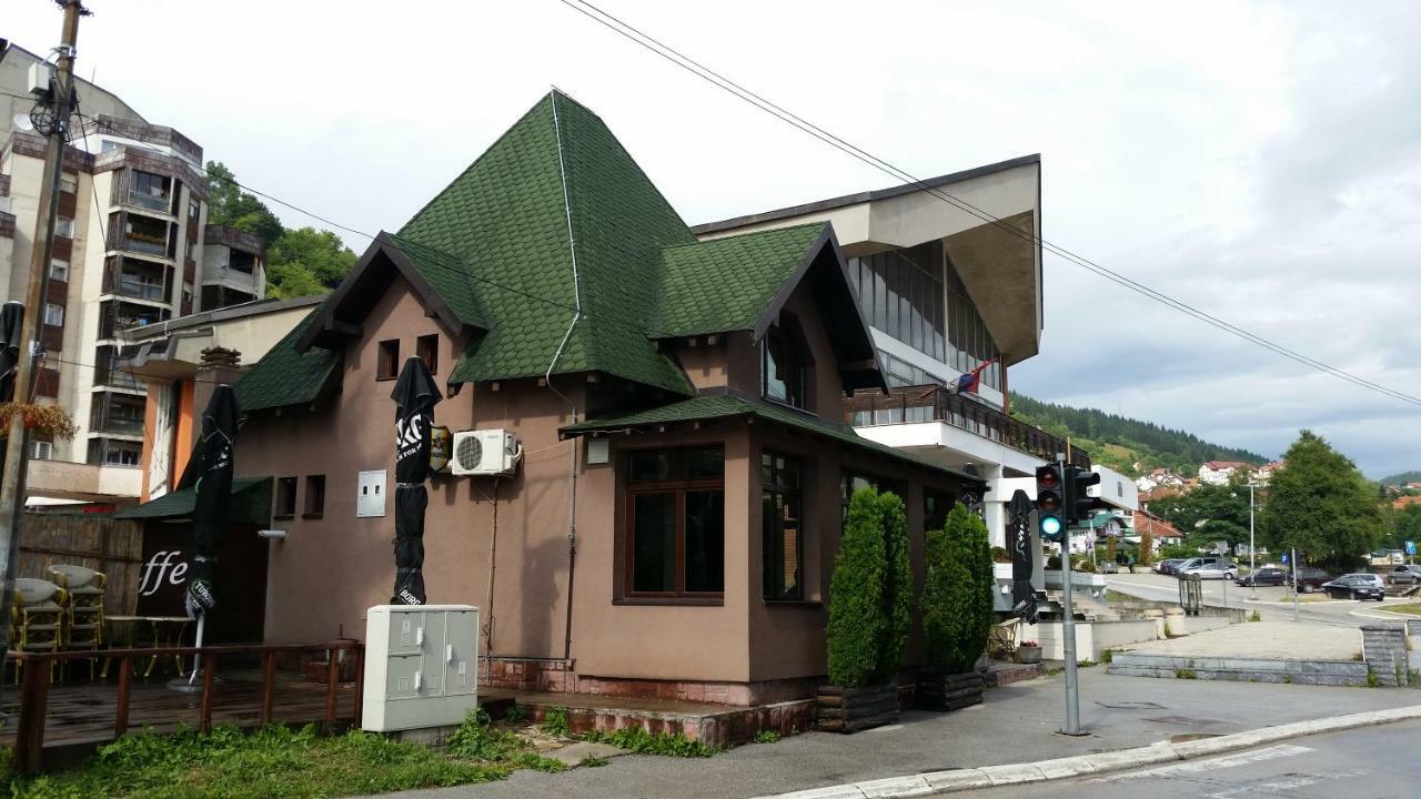 Art Hotel Nova Varos Bagian luar foto