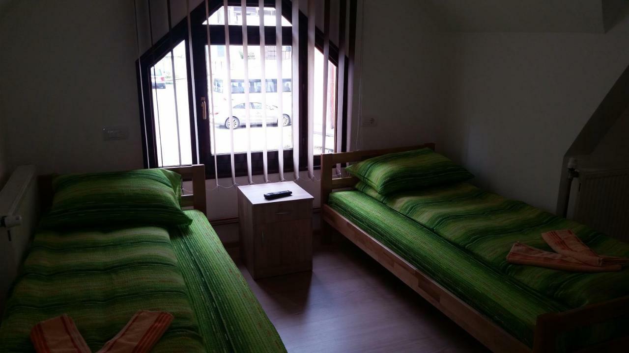 Art Hotel Nova Varos Bagian luar foto