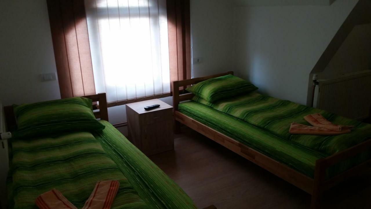 Art Hotel Nova Varos Bagian luar foto